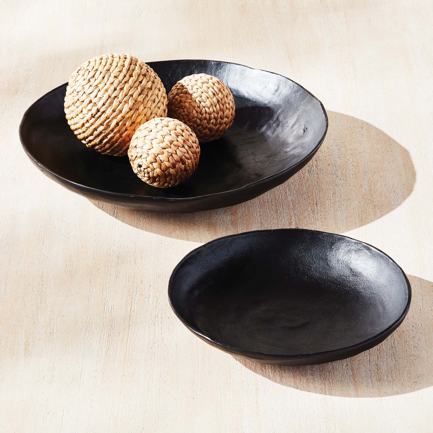 Black textured aluminum round decorative bowls (set of 2) - stylish home accent (Image5).