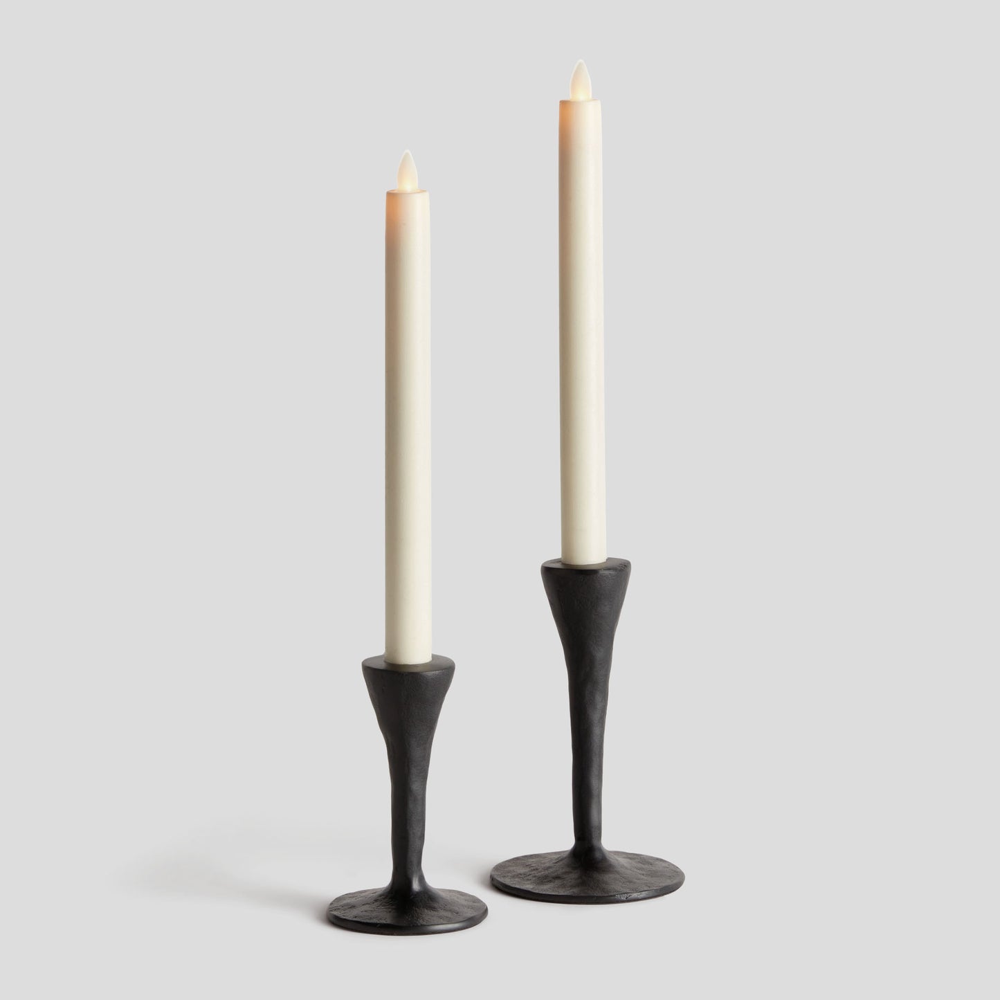 Black textured aluminum taper holders (set of 2) - stylish home accent (Image3).