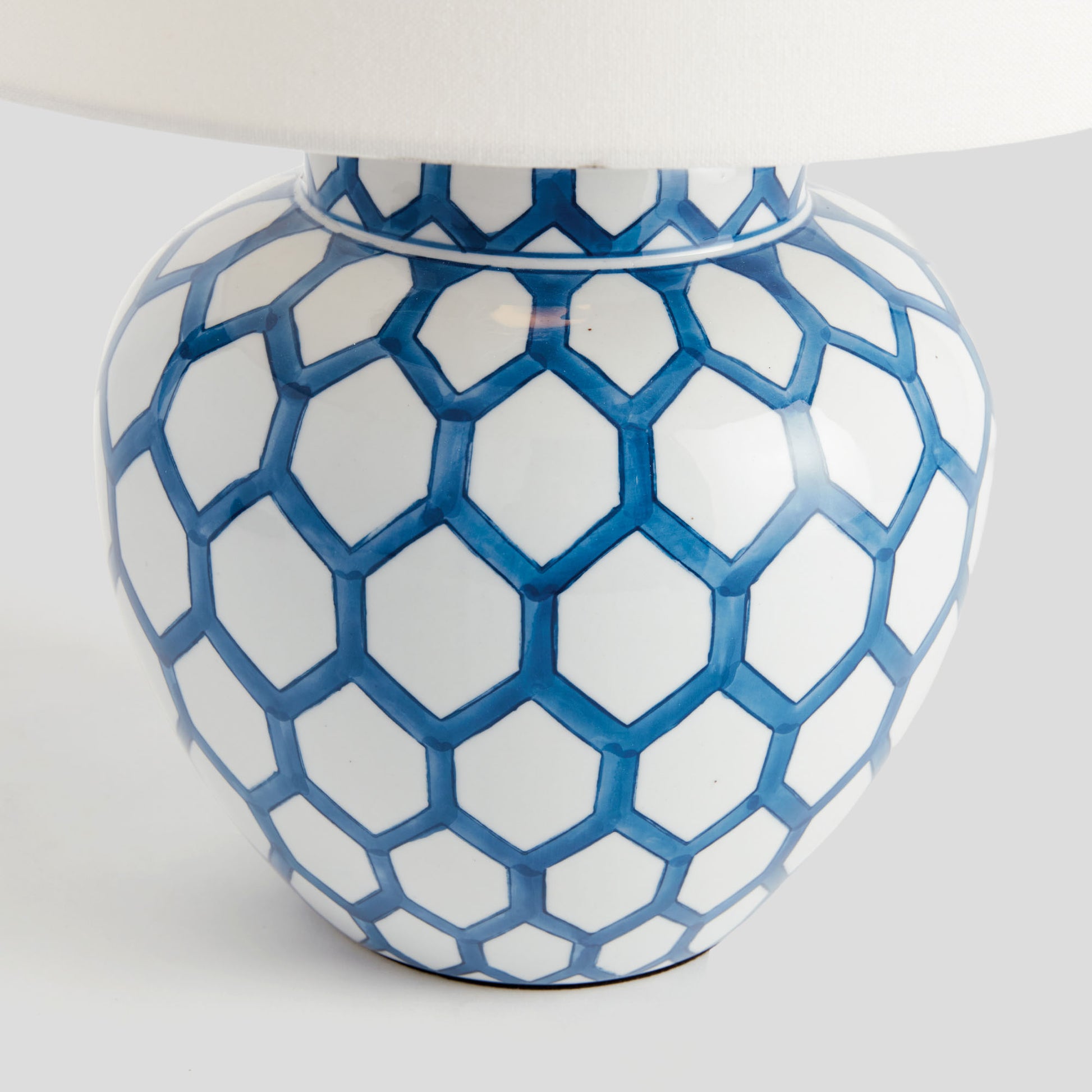 Blue and white chinoiserie hand-painted porcelain lamp - stylish home accent (Image6).