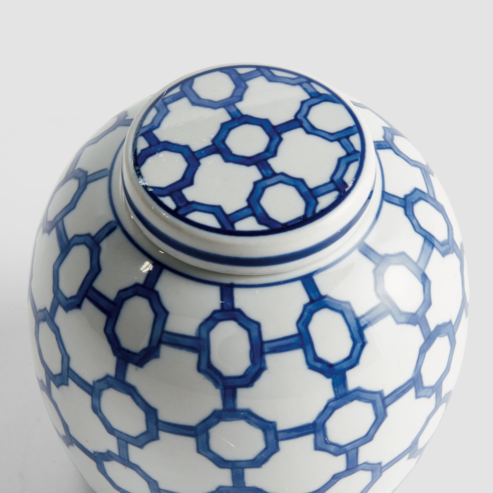 Blue and white link pattern lidded ceramic jar - stylish home accent (Image3).