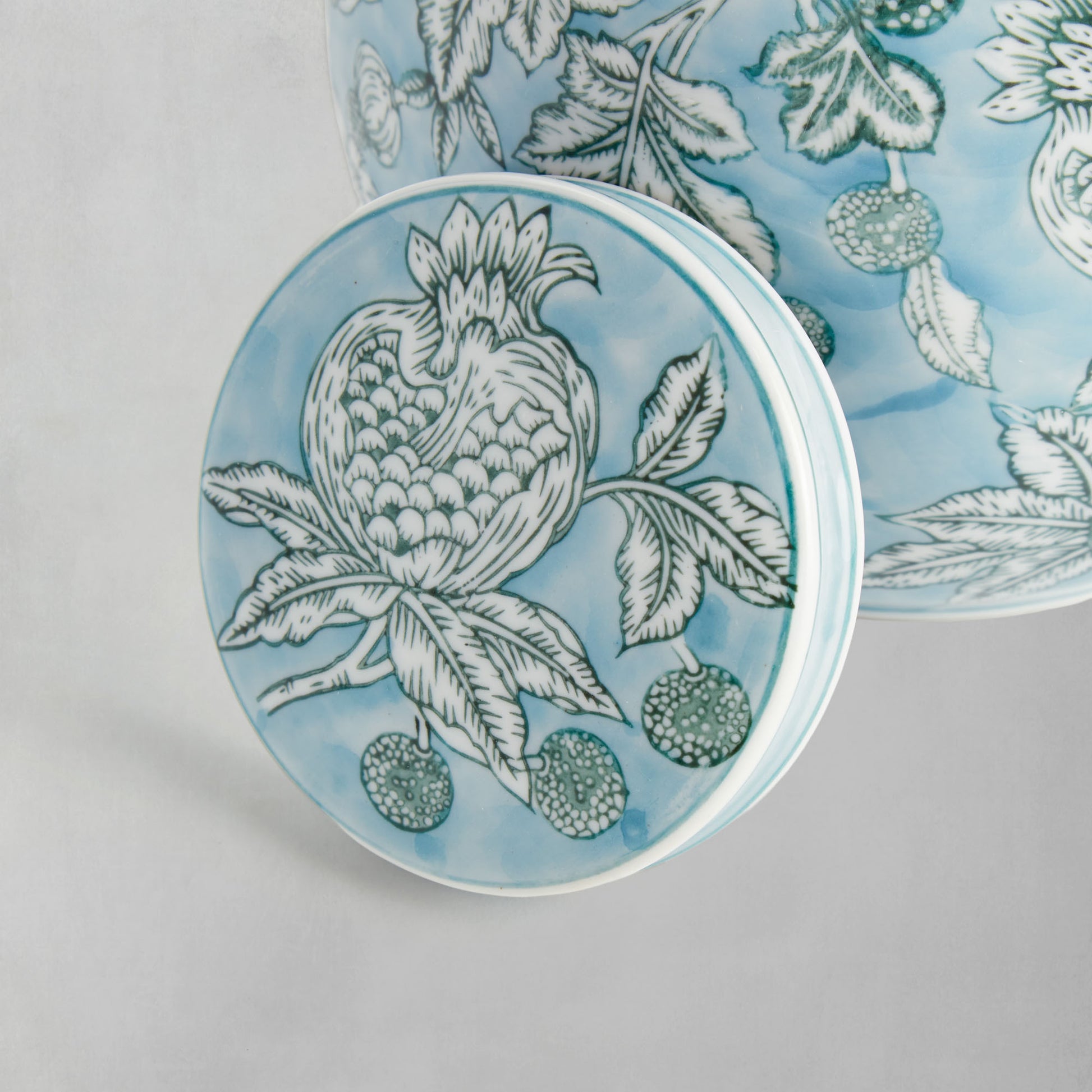 Blue hand-painted porcelain lidded jar - stylish home accent (Image3).