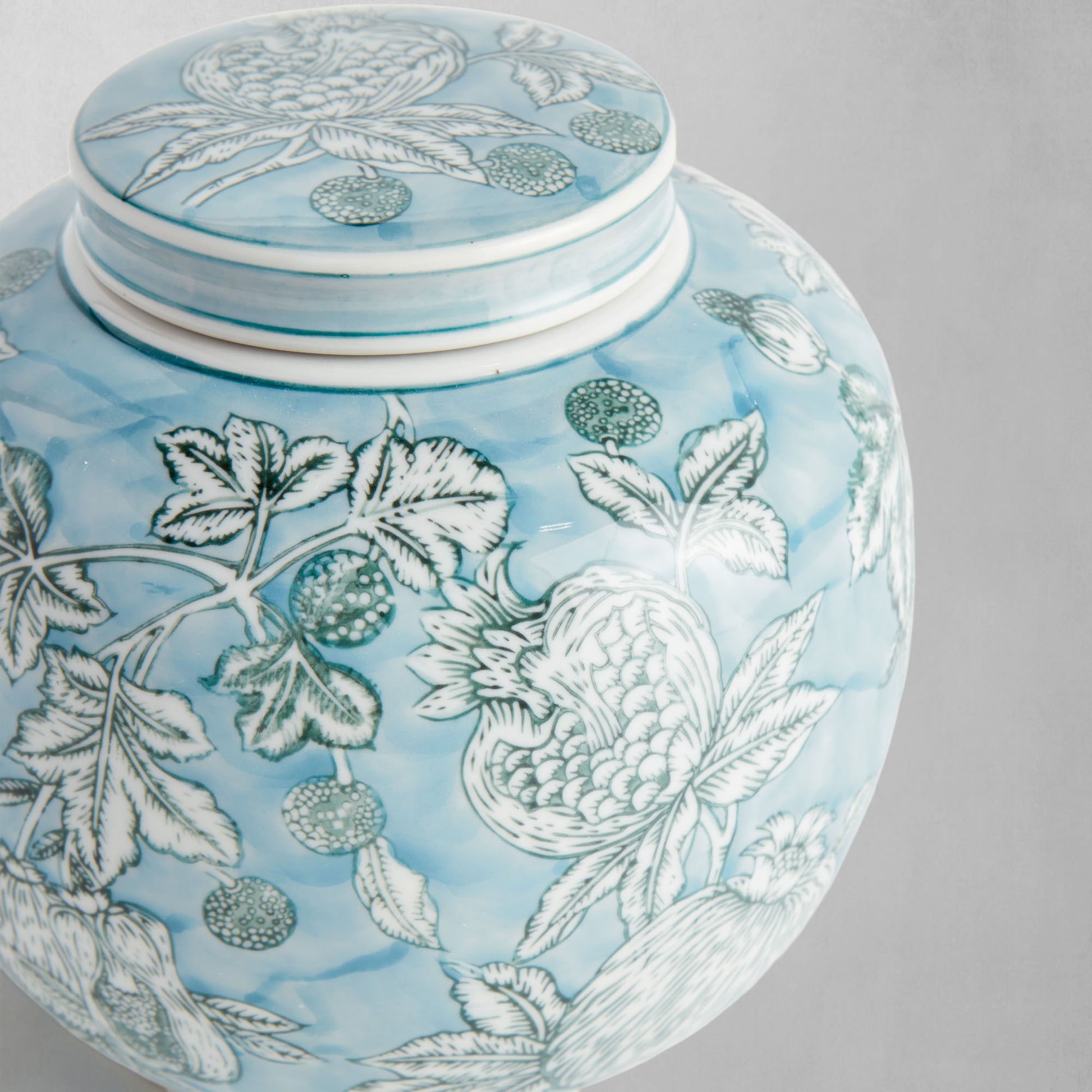 Blue hand-painted porcelain lidded jar - stylish home accent (Image4).