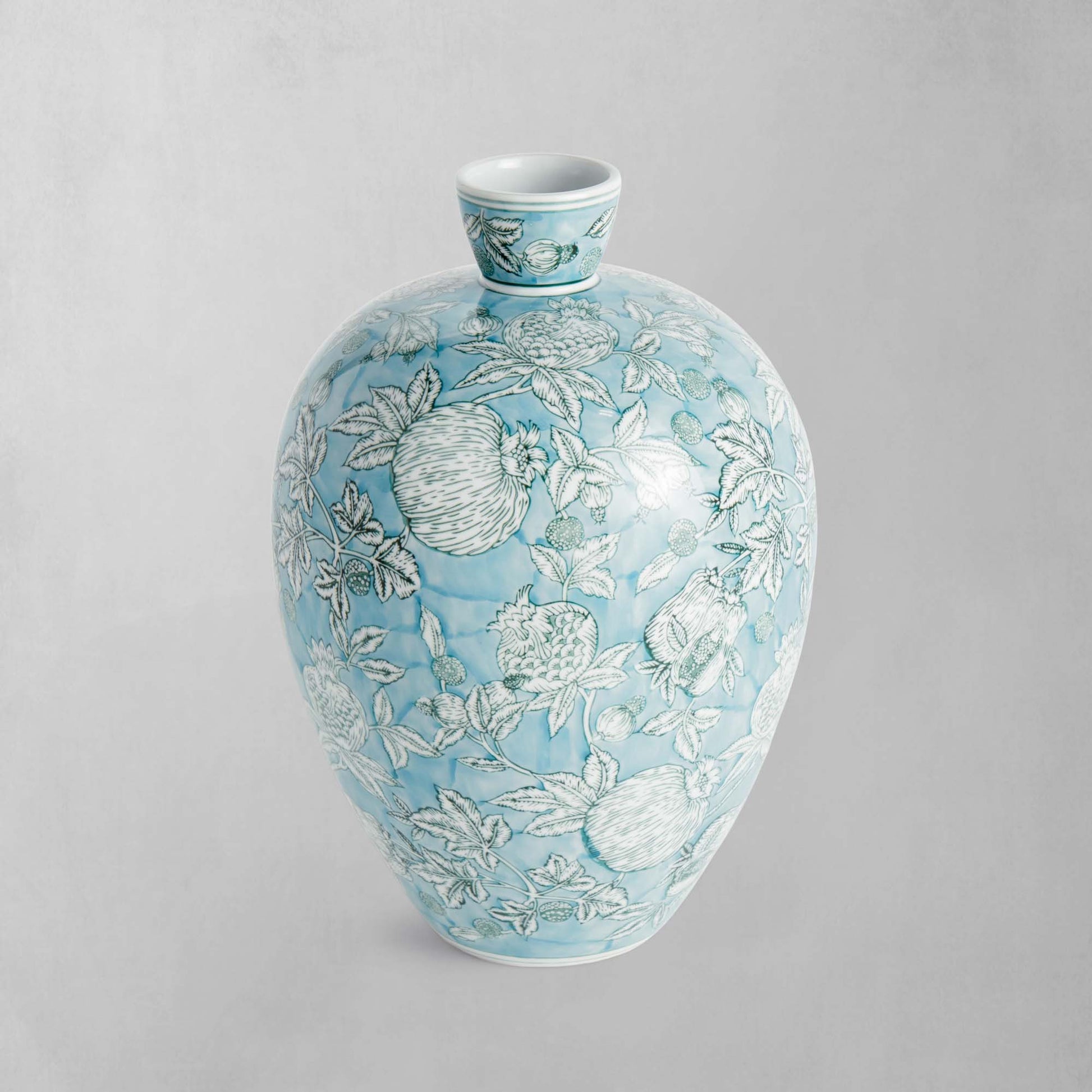 Blue hand-painted porcelain vase - stylish home accent (Image1).
