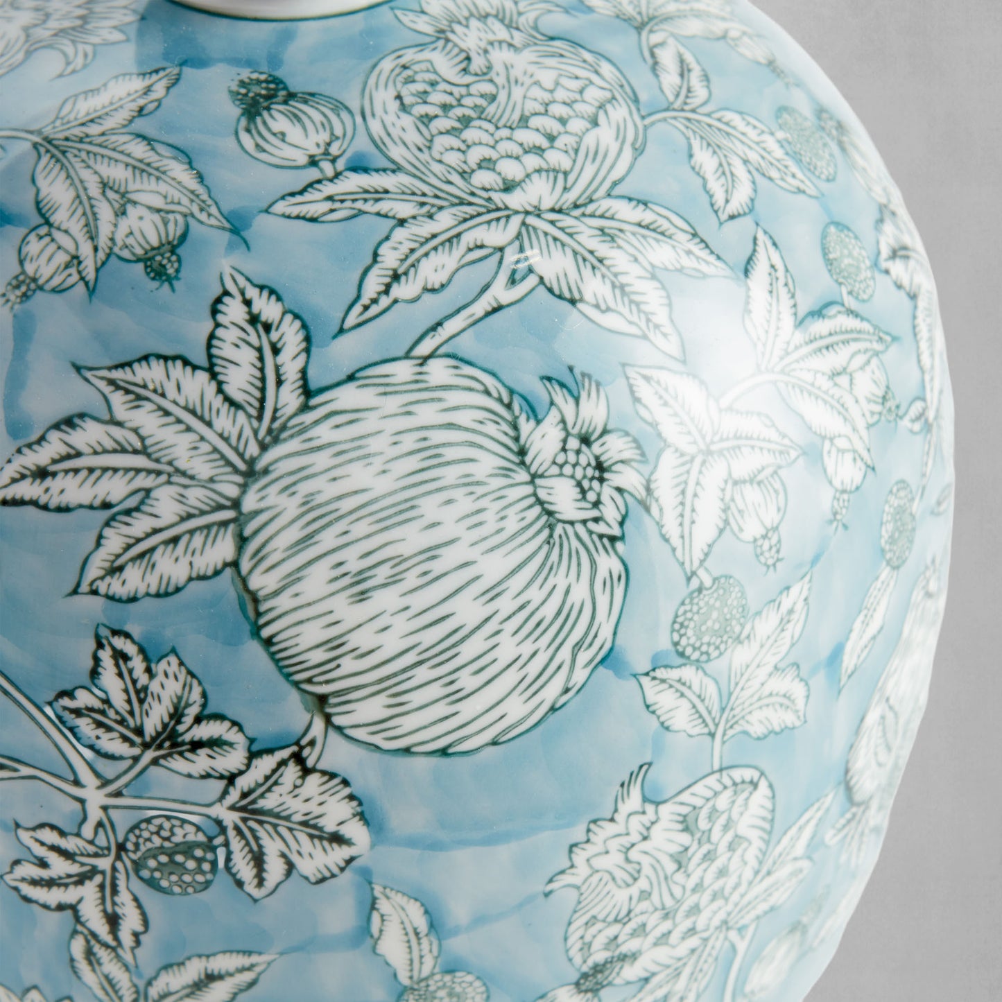 Blue hand-painted porcelain vase - stylish home accent (Image2).