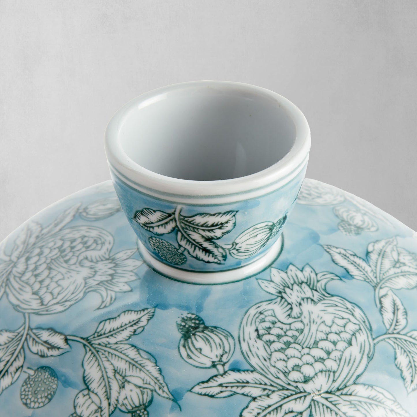 Blue hand-painted porcelain vase - stylish home accent (Image3).