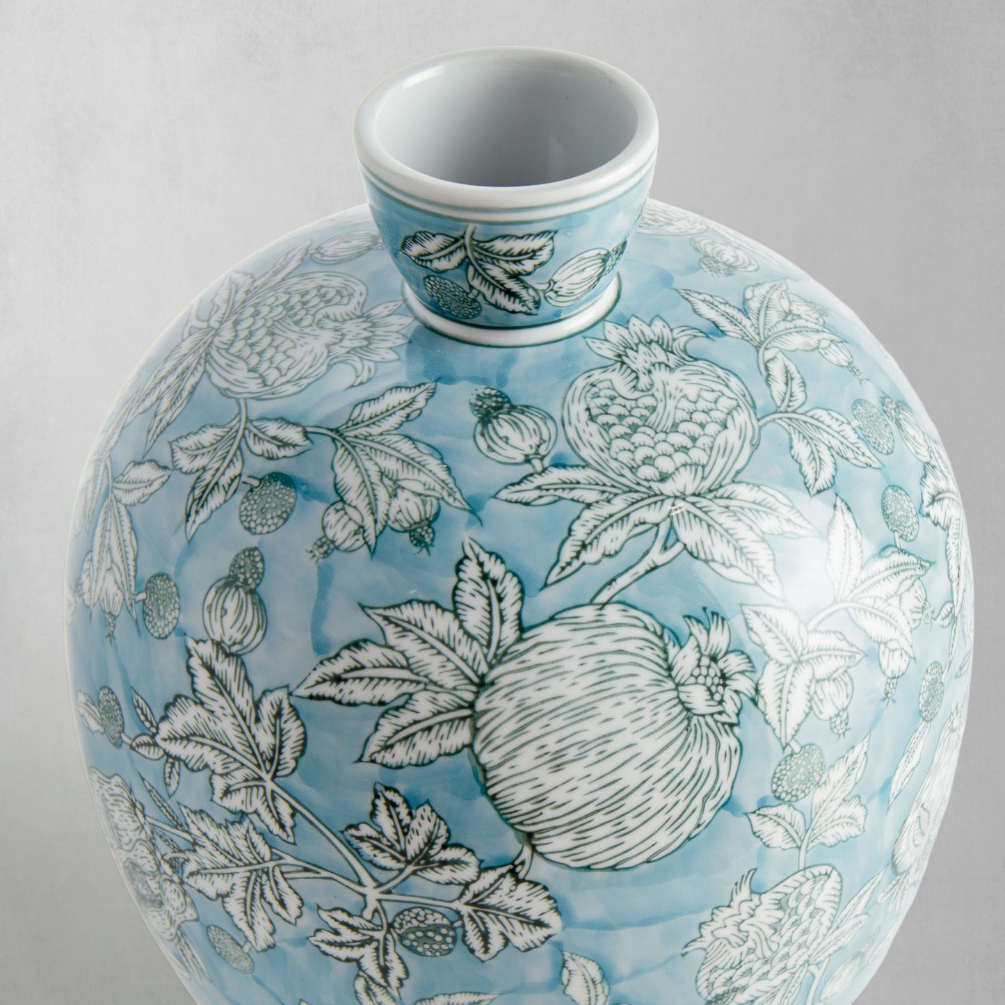 Blue hand-painted porcelain vase - stylish home accent (Image4).