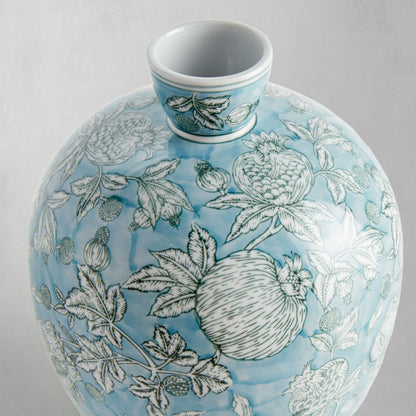 Blue hand-painted porcelain vase - stylish home accent (Image4).