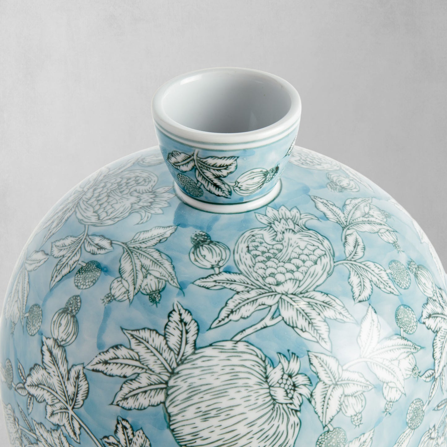 Blue hand-painted porcelain vase - stylish home accent (Image5).