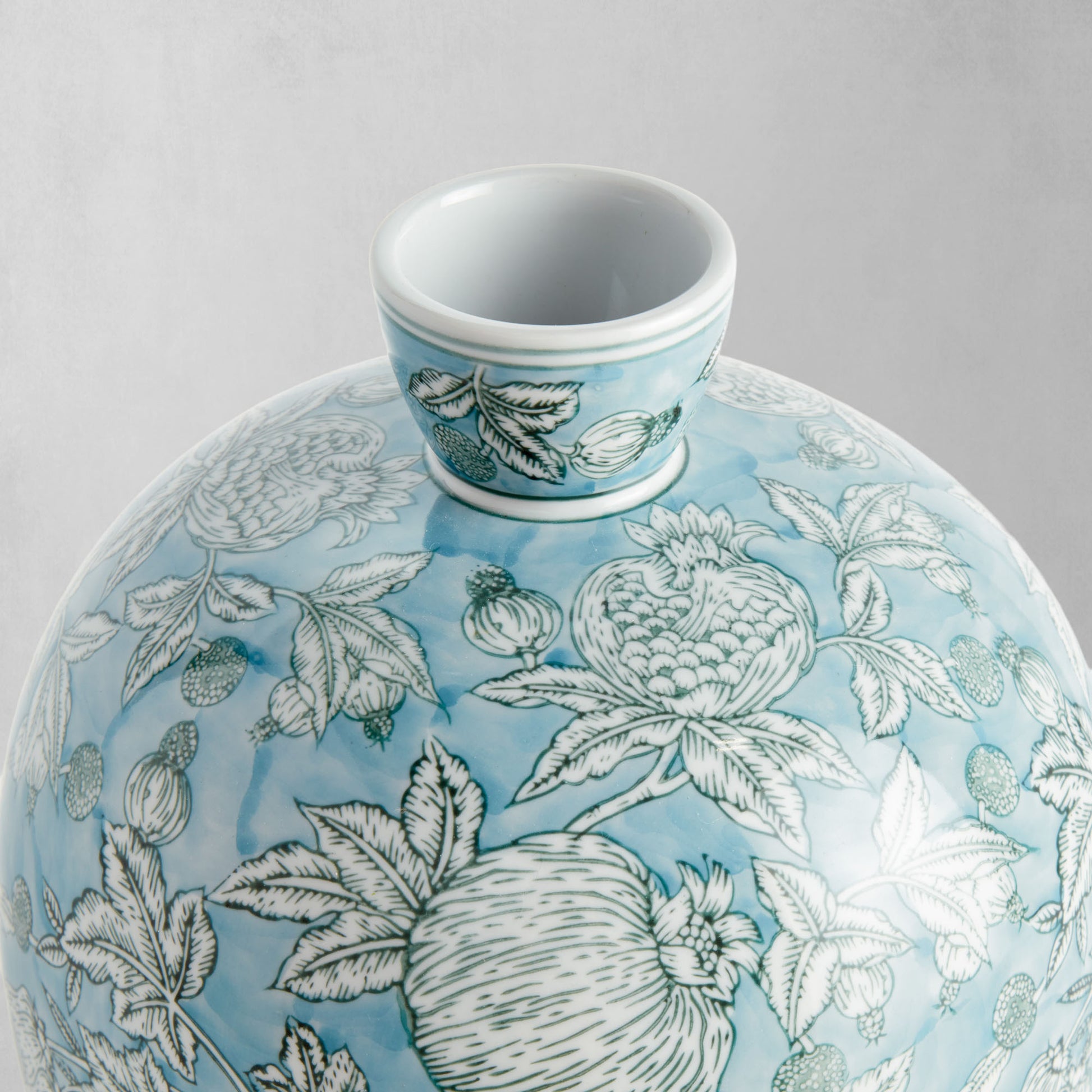 Blue hand-painted porcelain vase - stylish home accent (Image5).