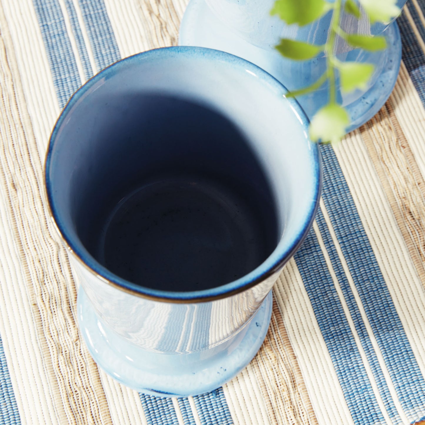 Blue reactive glaze stoneware cachepots (set of 2) - stylish home accent (Image4).