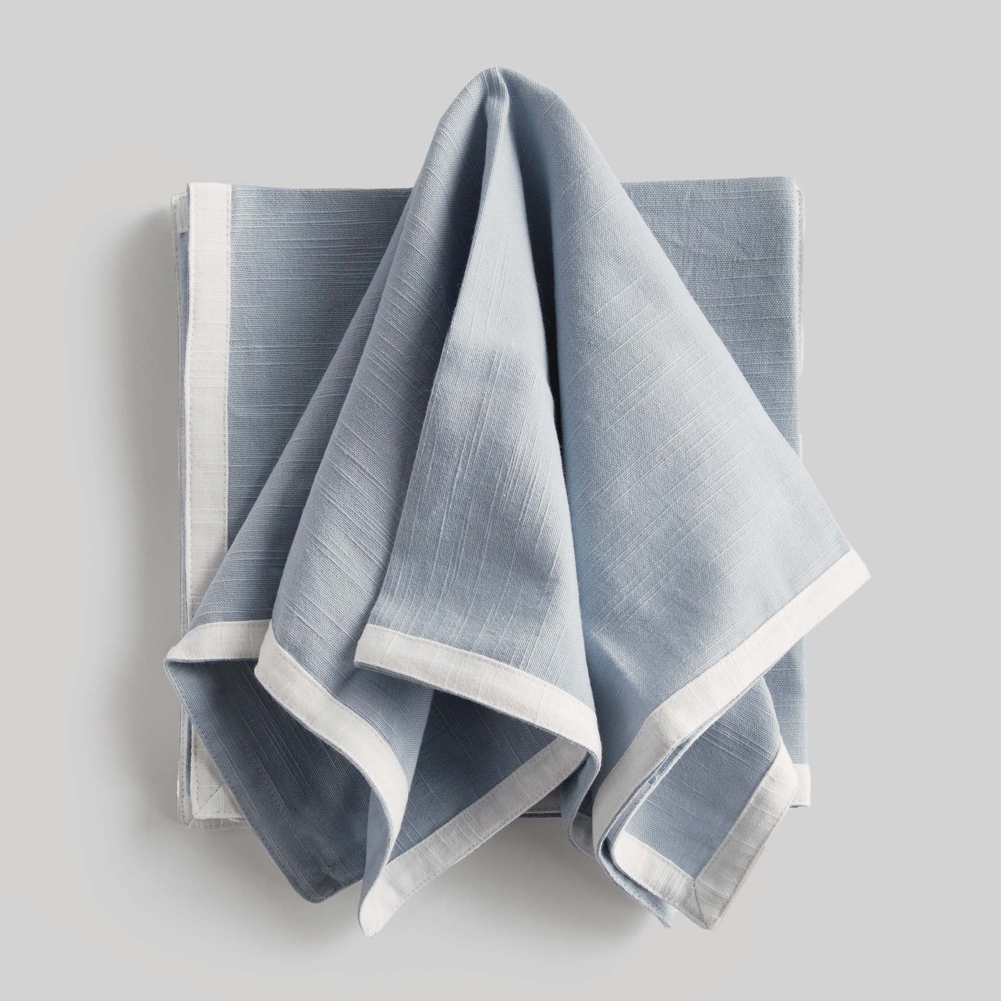 Blue with white border cotton dinner napkins (set of 4) - stylish home accent (Image1).