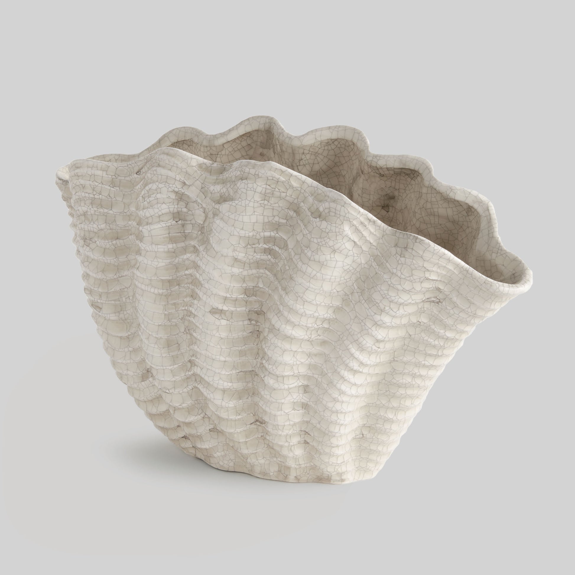 Ceramic coastal clam shell vase - stylish home accent (Image1).