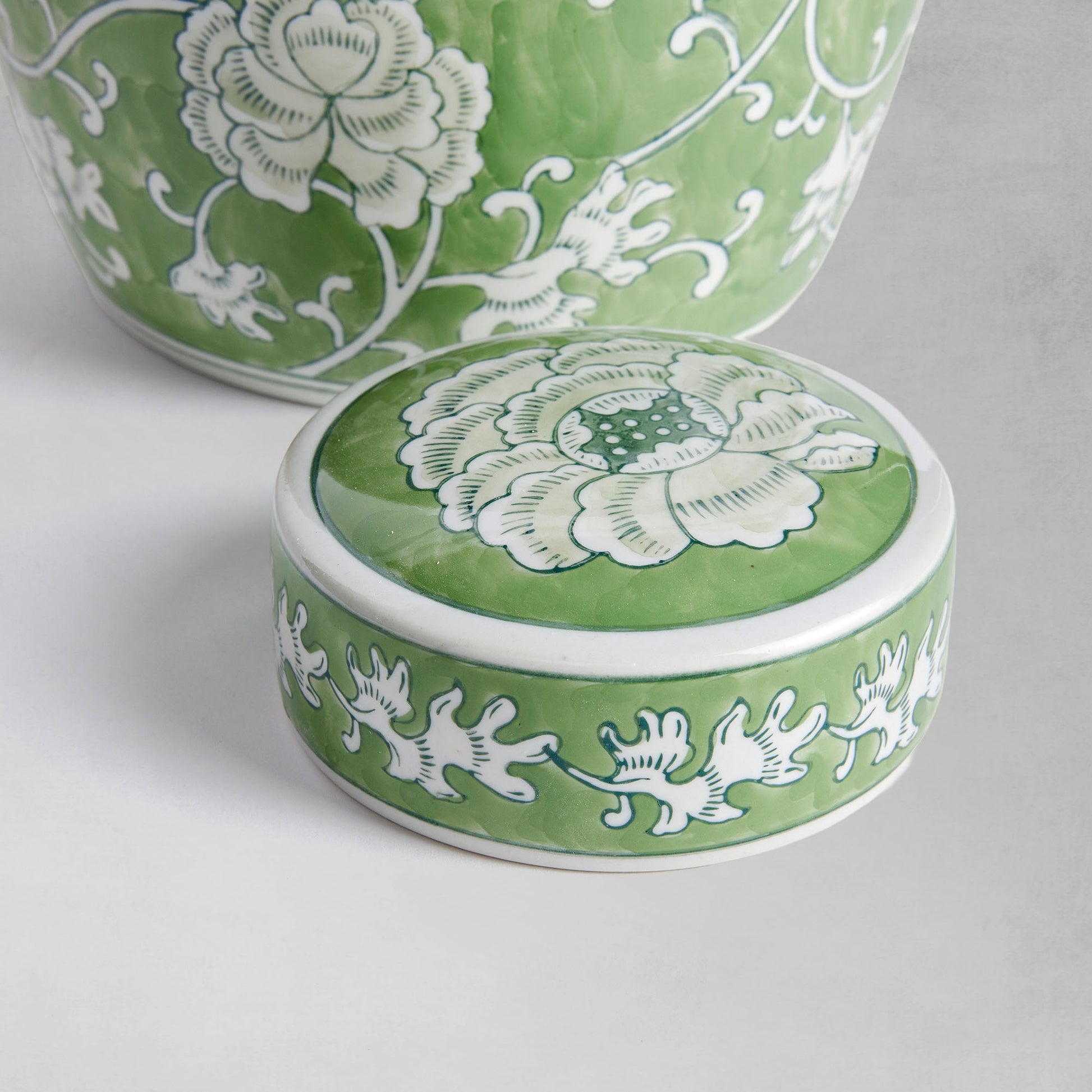 Chinoiserie green ceramic lidded jar - stylish home accent (Image2).