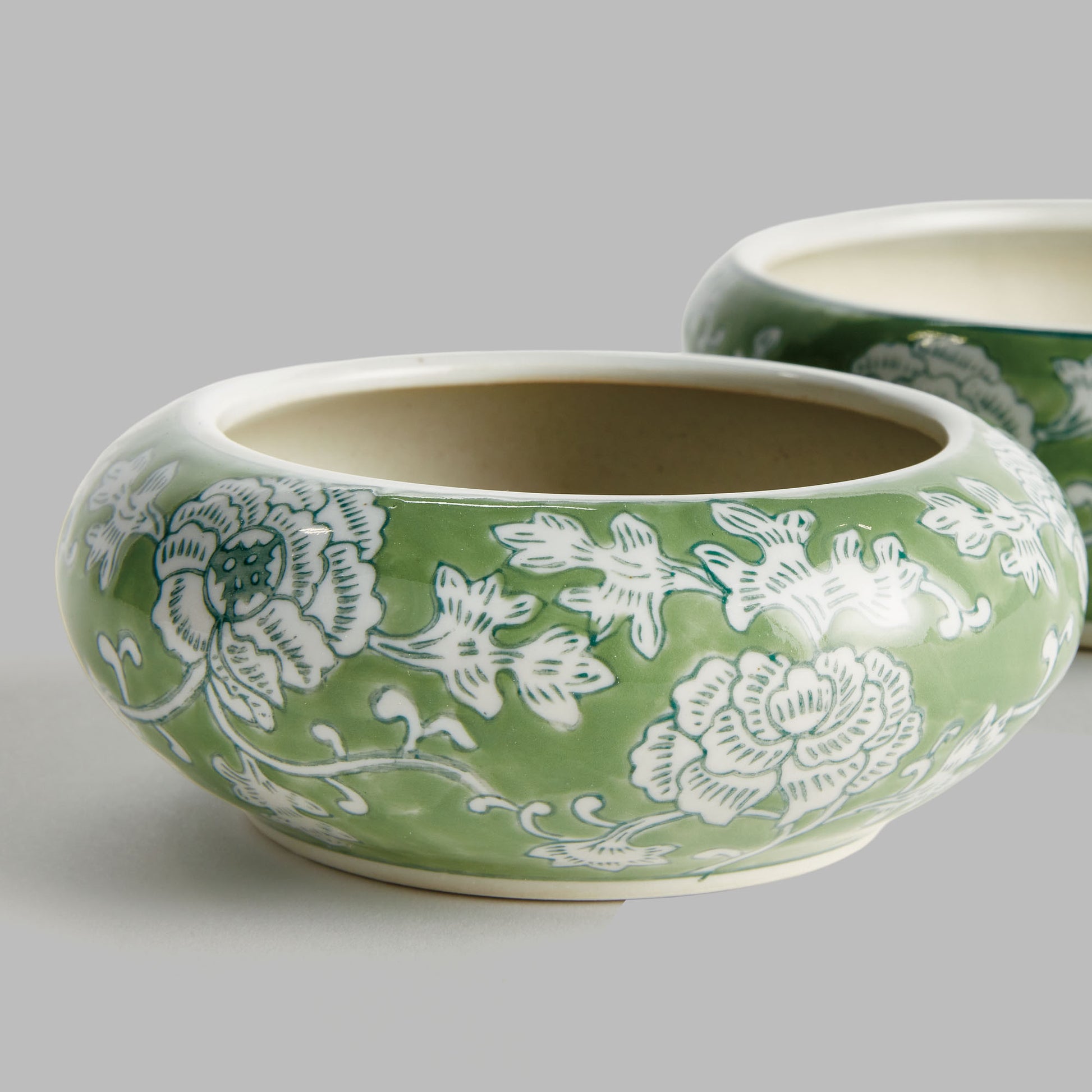 Chinoiserie green ceramic low pots (set of 2) - stylish home accent (Image2).