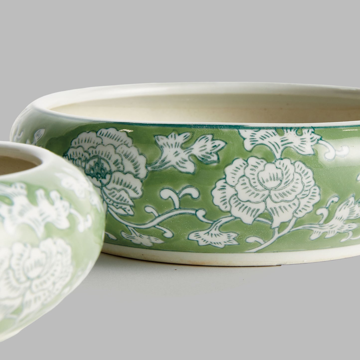 Chinoiserie green ceramic low pots (set of 2) - stylish home accent (Image5).
