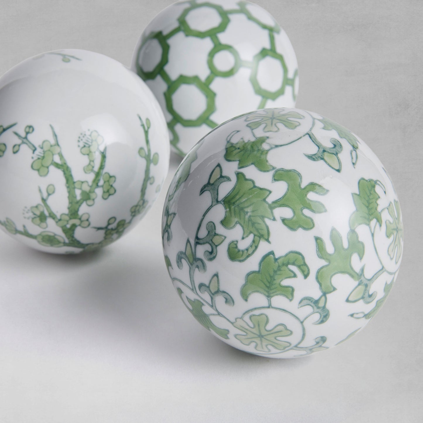 Chinoiserie green ceramic orbs (set of 3) - stylish home accent (Image3).