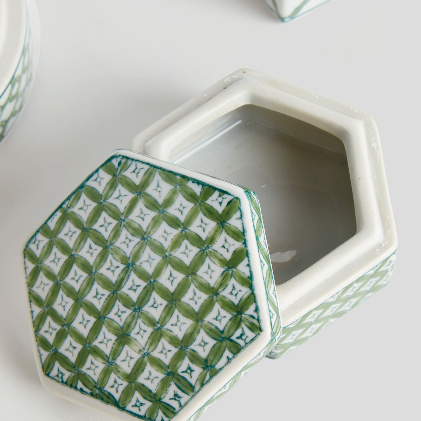 Chinoiserie green porcelain lidded boxes (set of 3) - stylish home accent (Image6).