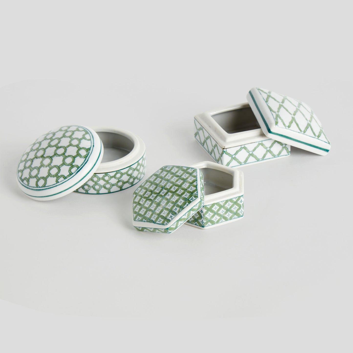 Chinoiserie green porcelain lidded boxes (set of 3) - stylish home accent (Image7).