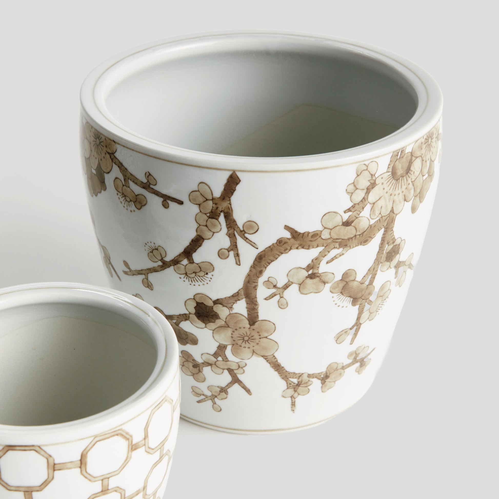 Chinoiserie taupe ceramic flower pots (set of 3) - stylish home accent (Image5).
