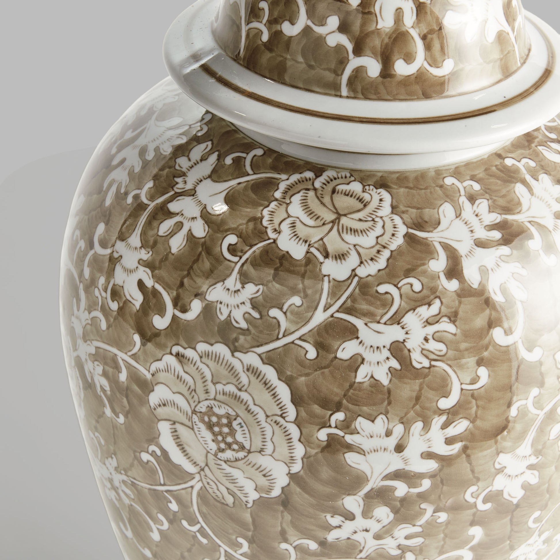 Chinoiserie taupe ceramic lidded ginger jar - stylish home accent (Image3).