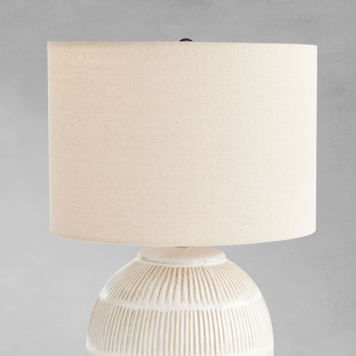 Cream hatch mark ceramic lamp - stylish home accent (Image3).