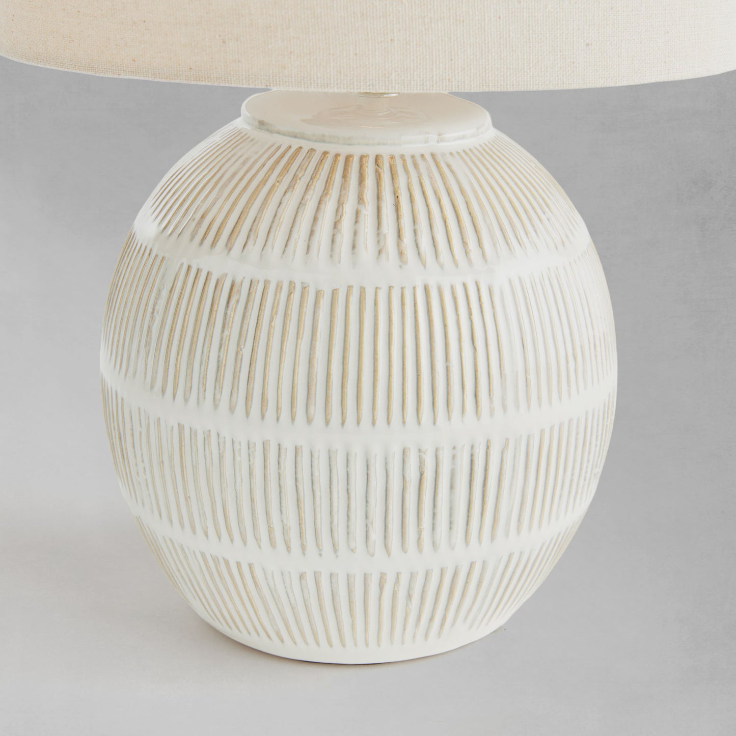 Cream hatch mark ceramic lamp - stylish home accent (Image4).