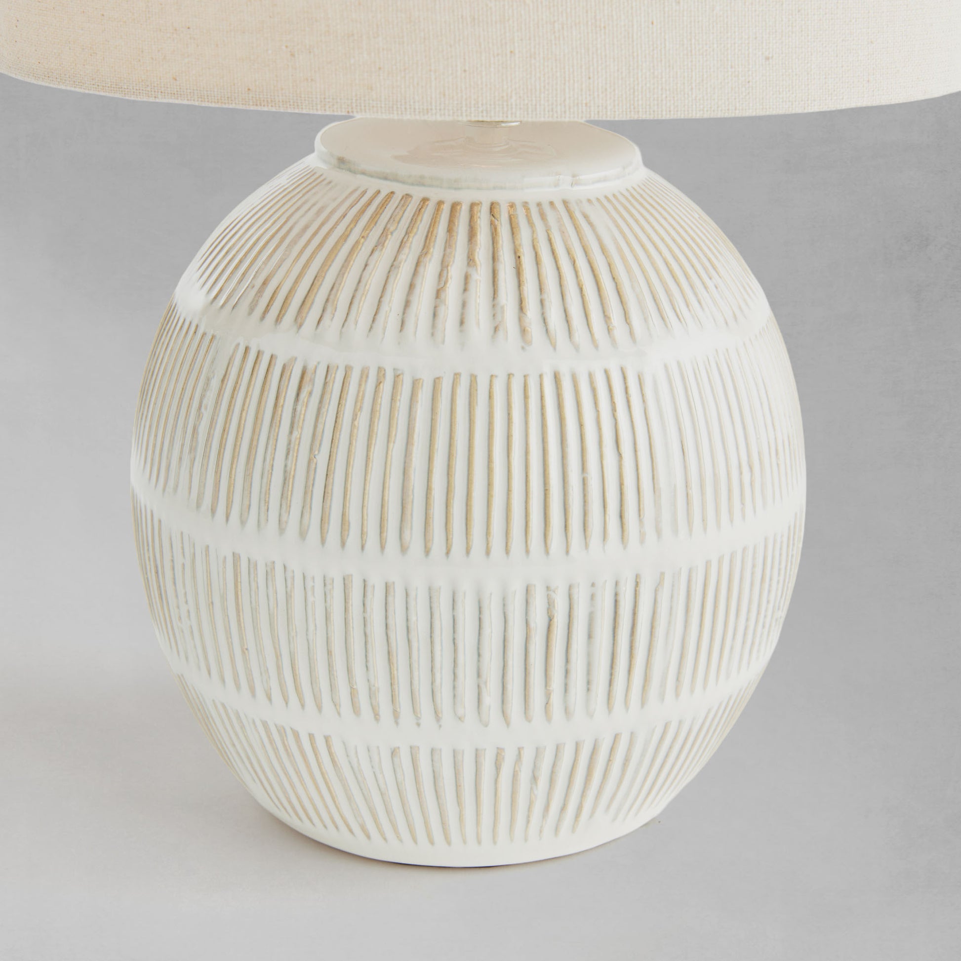 Cream hatch mark ceramic lamp - stylish home accent (Image4).