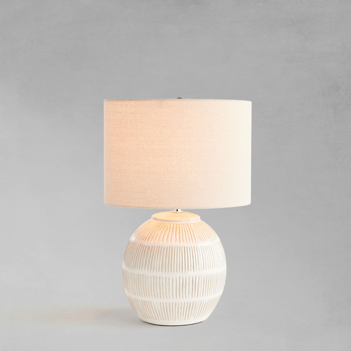 Cream hatch mark ceramic lamp - stylish home accent (Image5).