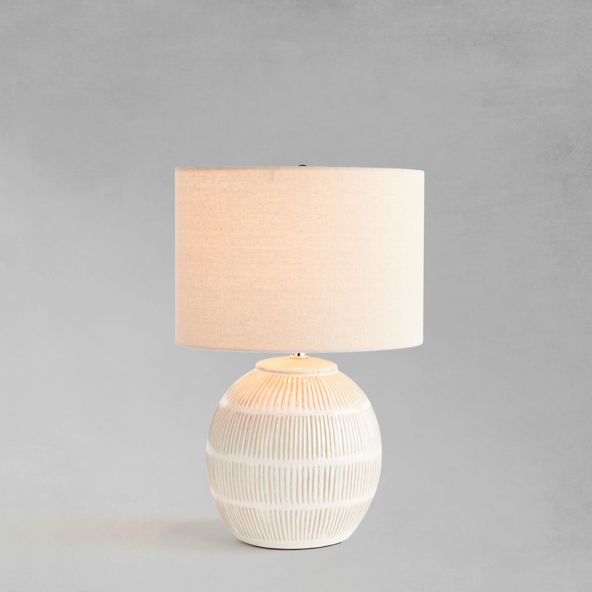 Cream hatch mark ceramic lamp - stylish home accent (Image5).