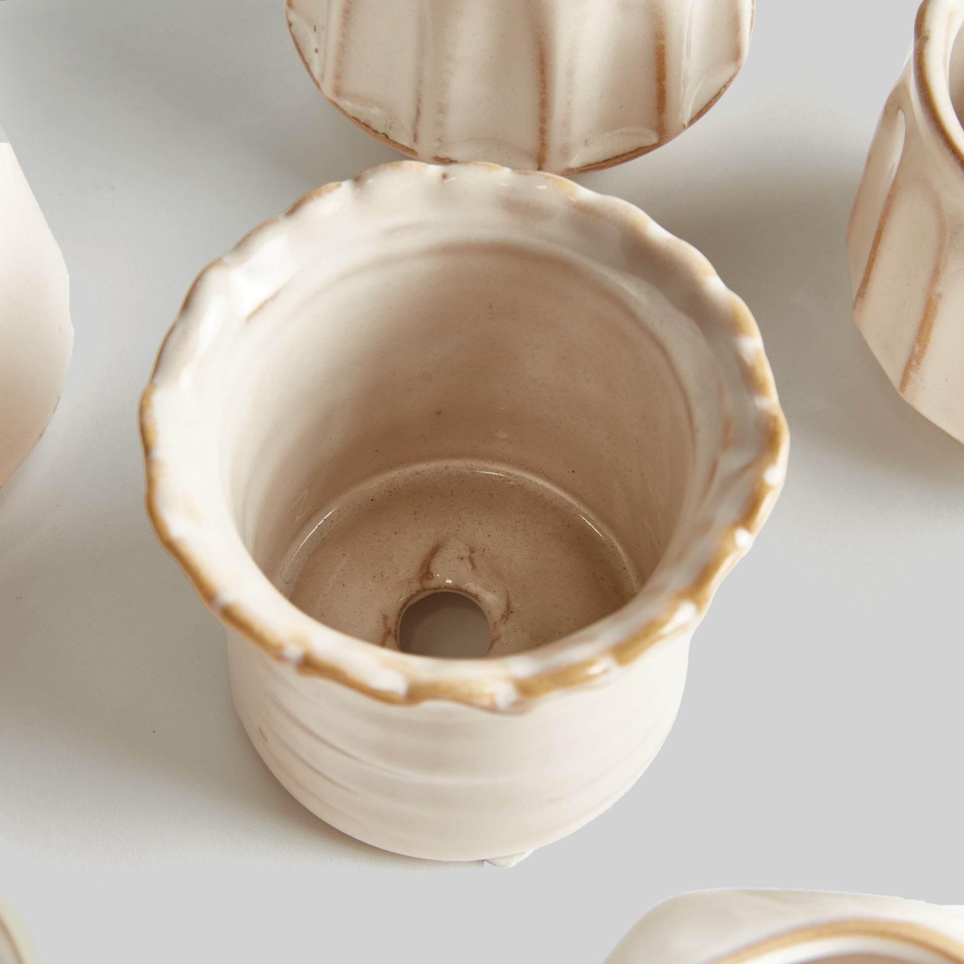 Cream stoneware mini cachepots (set of 6) - stylish home accent (Image2).