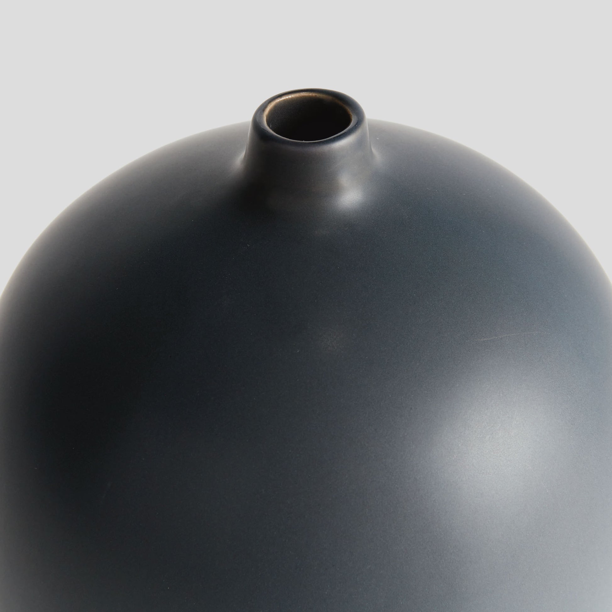 Dark blue ceramic medium vase - stylish home accent (Image3).