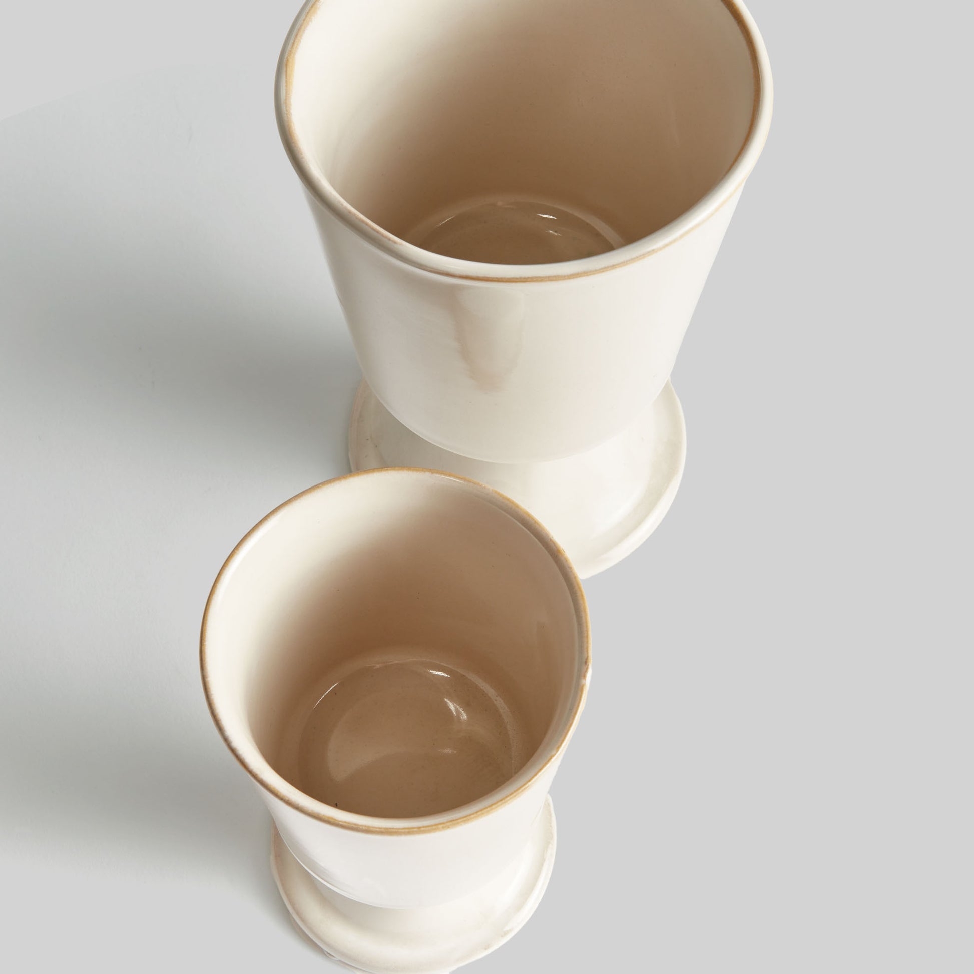 Footed stoneware cream cachepots (set of 2) - stylish home accent (Image2).