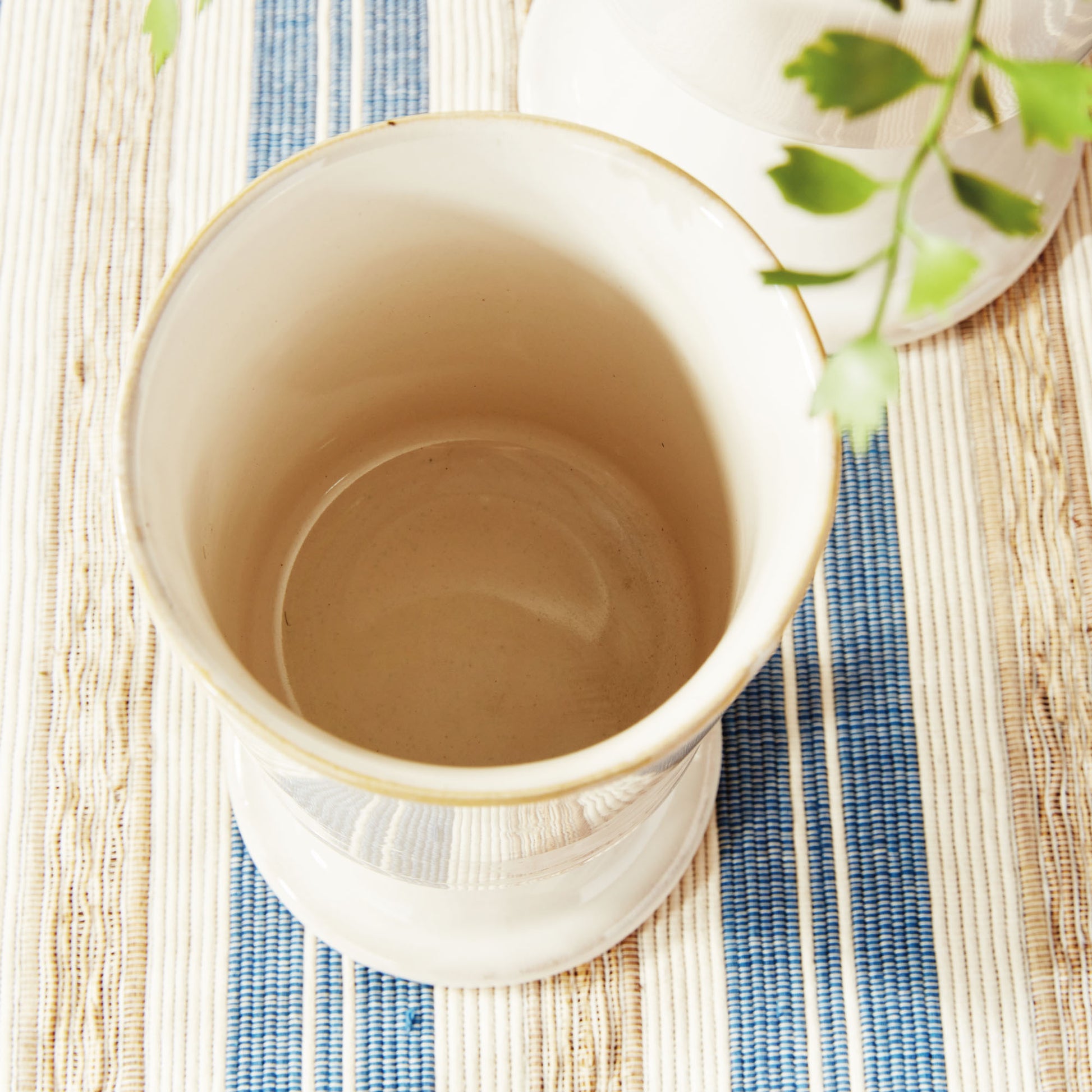 Footed stoneware cream cachepots (set of 2) - stylish home accent (Image4).