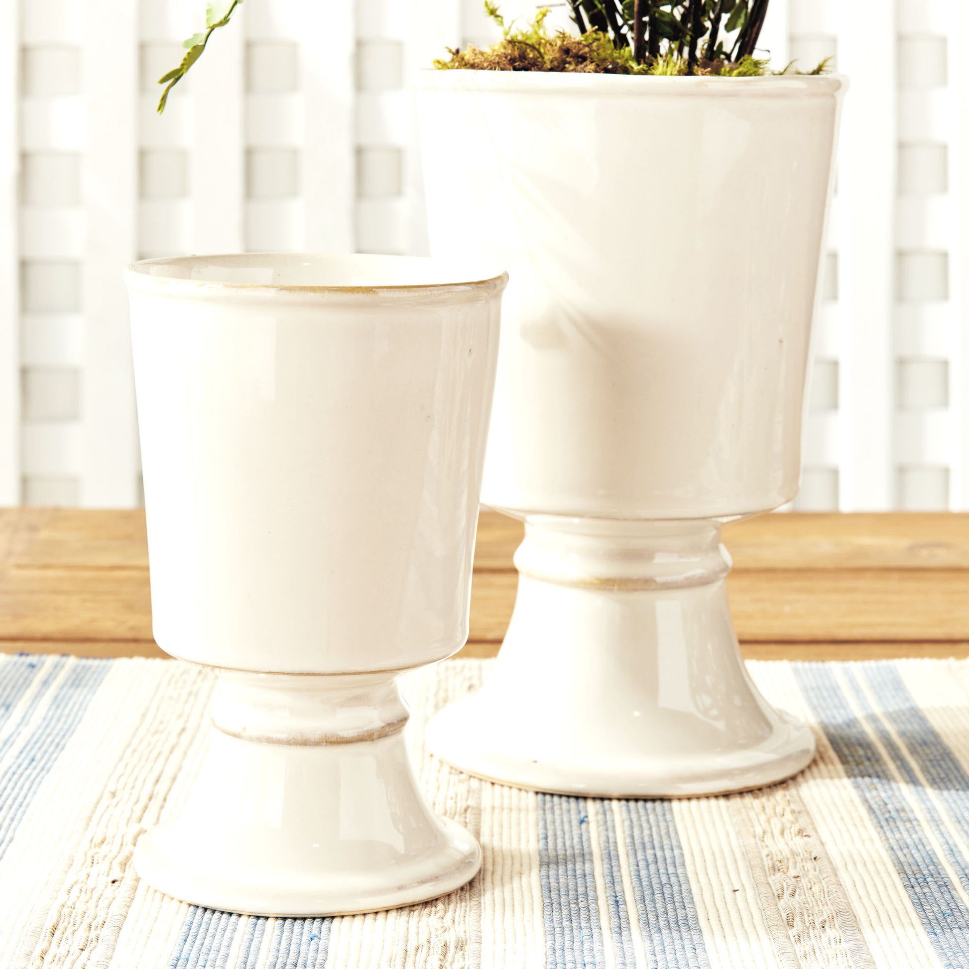 Footed stoneware cream cachepots (set of 2) - stylish home accent (Image5).