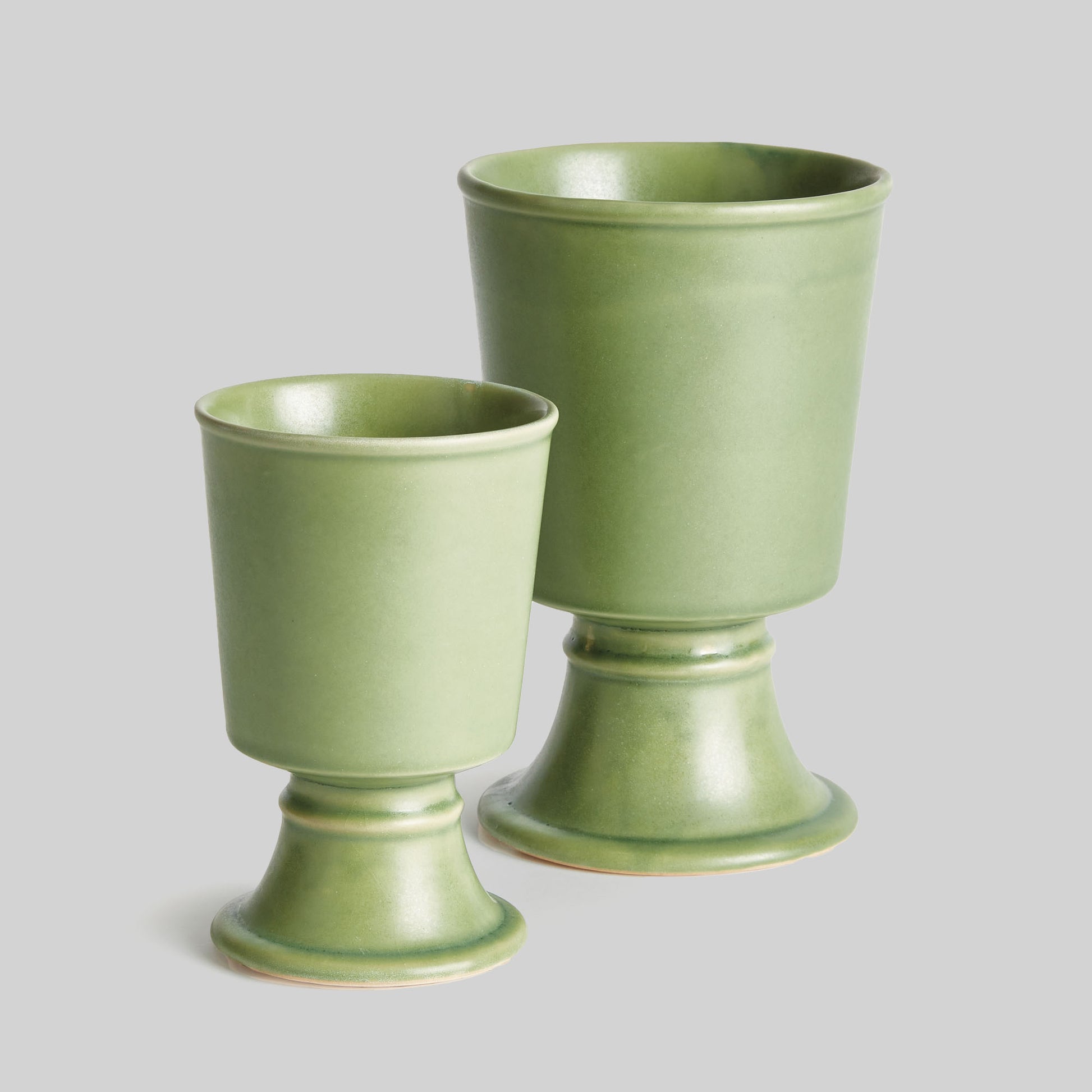 Footed stoneware green cachepots (set of 2) - stylish home accent (Image1).