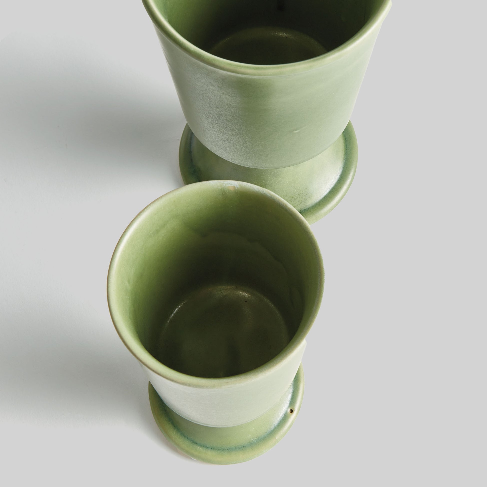 Footed stoneware green cachepots (set of 2) - stylish home accent (Image2).