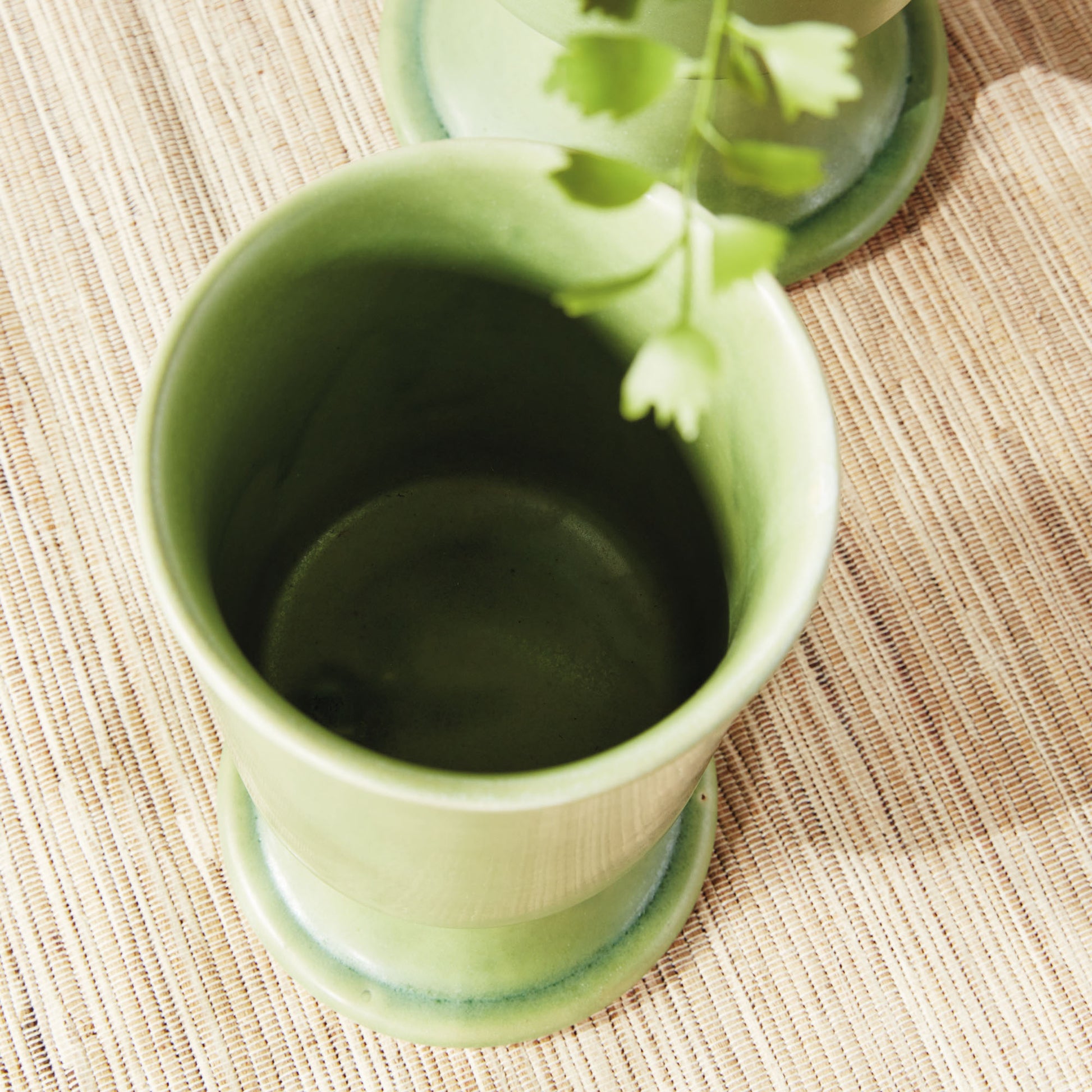 Footed stoneware green cachepots (set of 2) - stylish home accent (Image4).