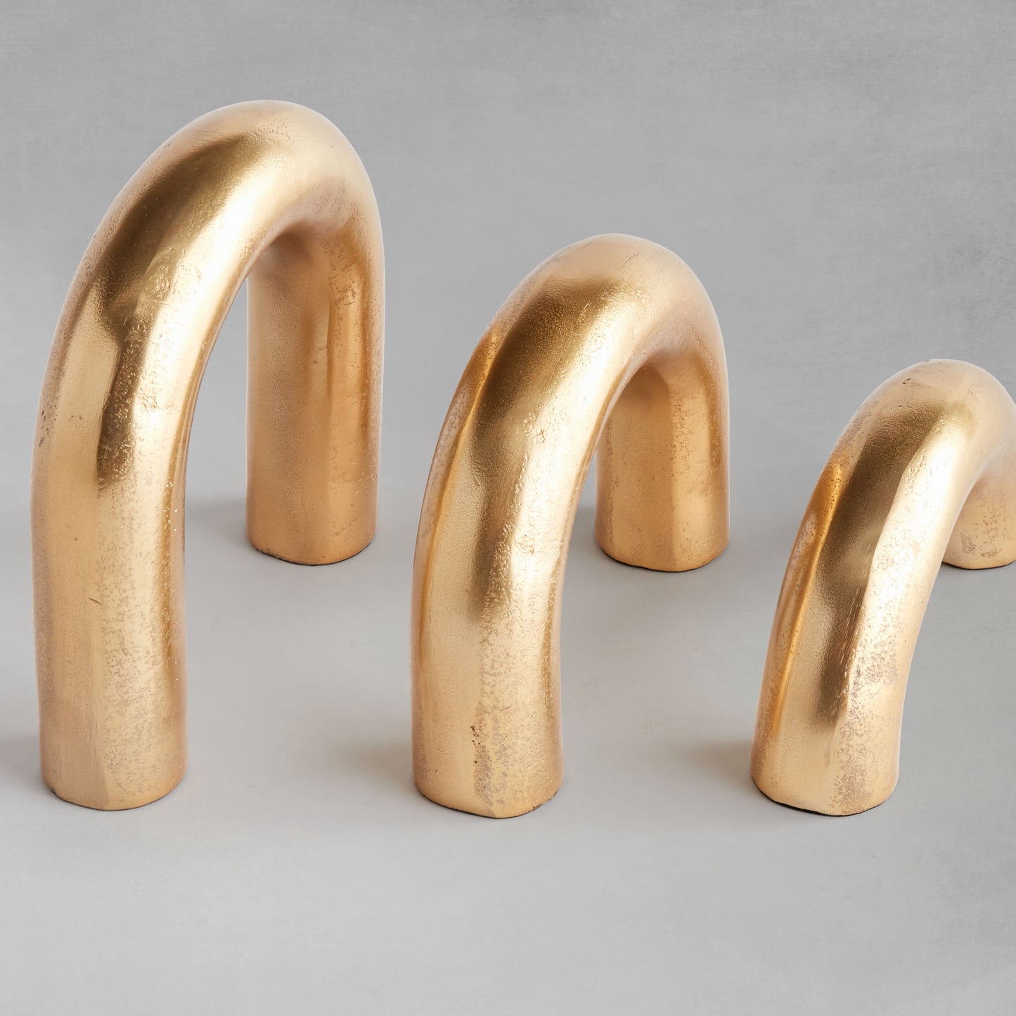 Gold abstract arch sculptures (set of 3) - stylish home accent (Image3).