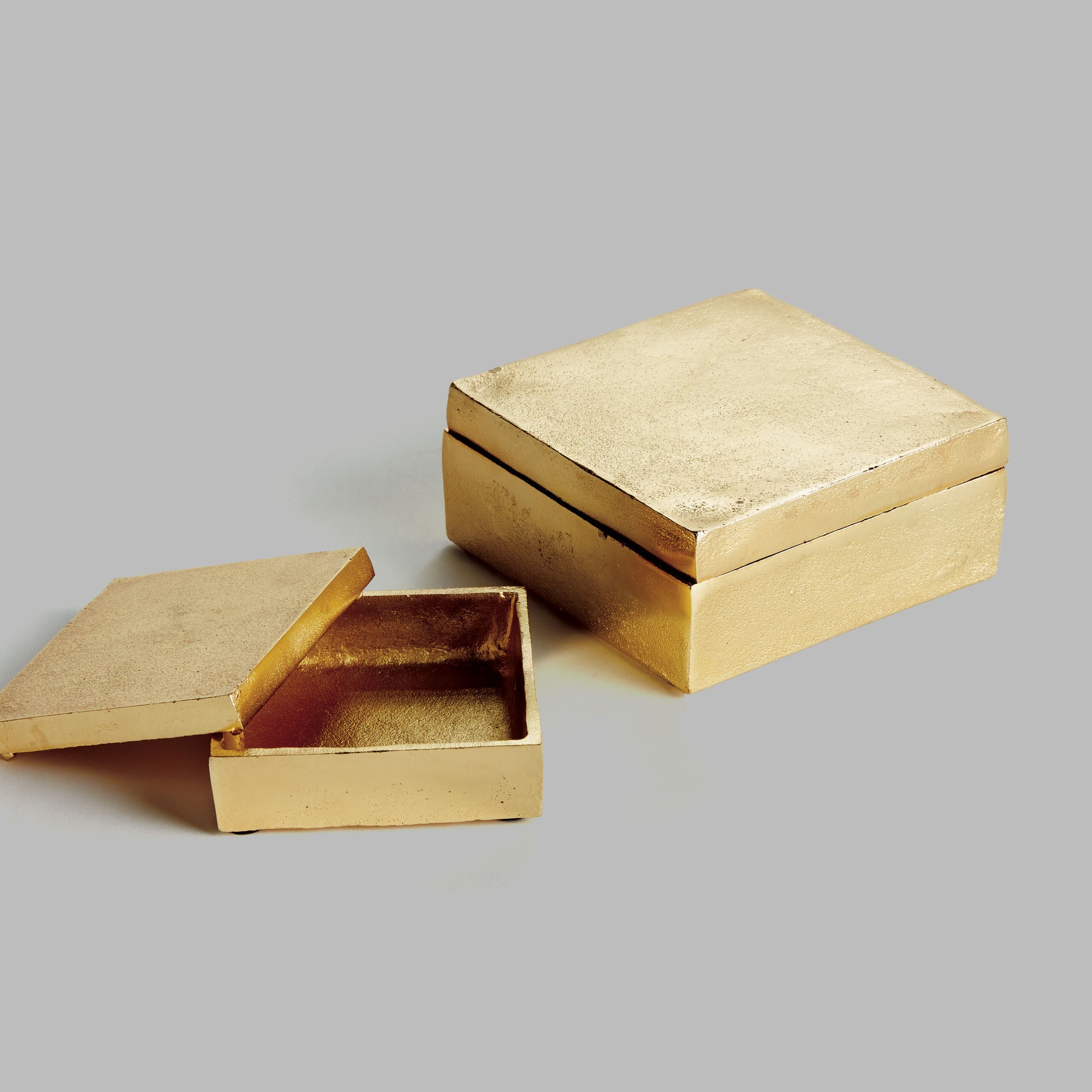 Gold aluminum lidded boxes (set of 2) - stylish home accent (Image2).