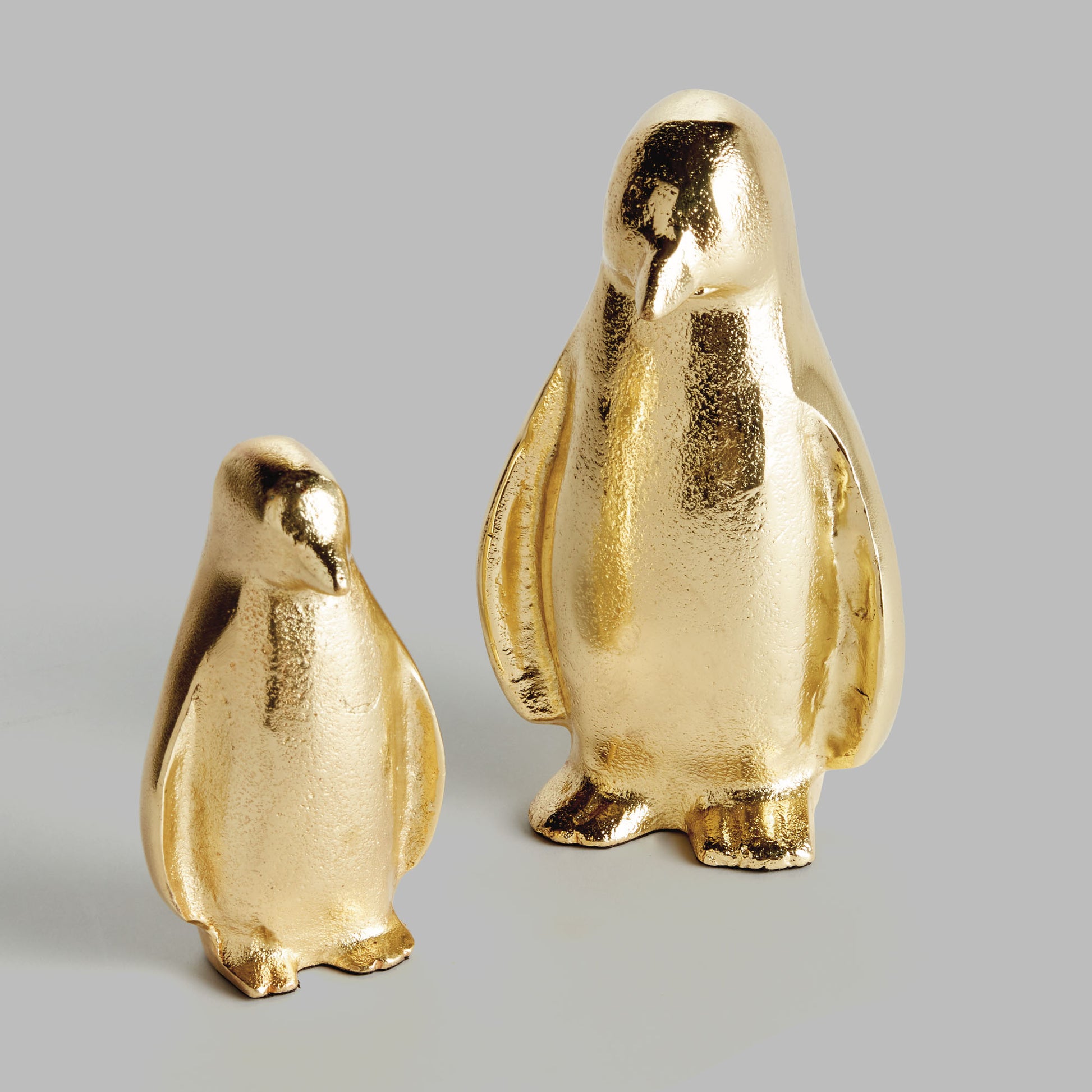 Gold aluminum penguin sculptures (set of 2) - stylish home accent (Image4).