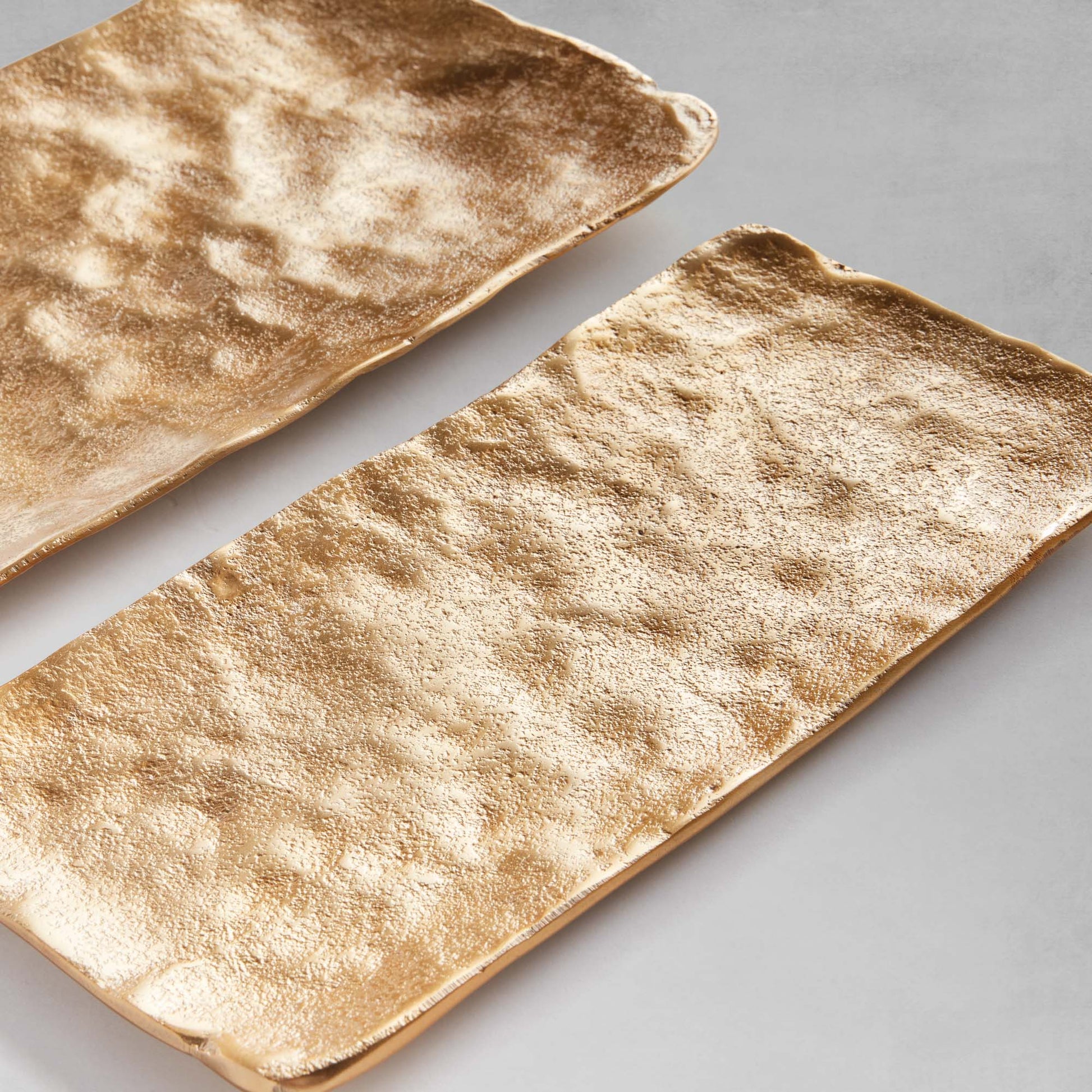 Gold aluminum rectangular trays (set of 2) - stylish home accent (Image2).