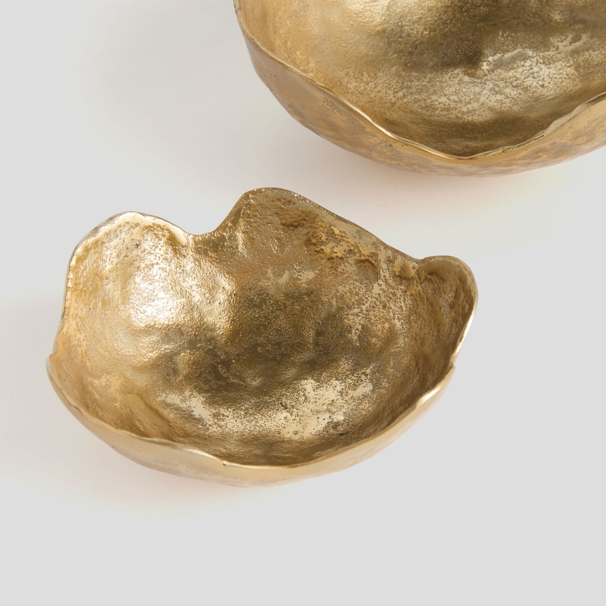 Gold cast aluminum decorative bowls (set of 2) - stylish home accent (Image3).