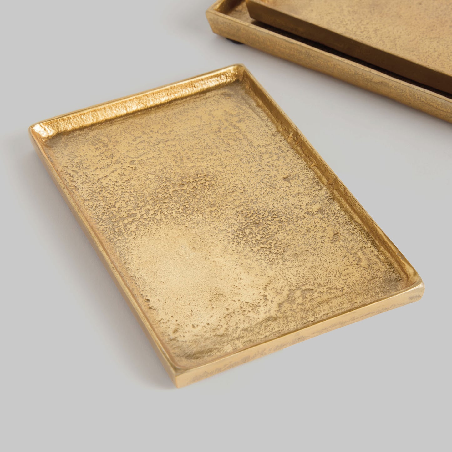 Gold rectangular decorative trays (set of 3) - stylish home accent (Image4).