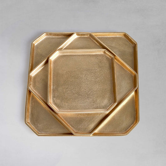 Gold square serving trays (set of 3) - stylish home accent (Image2).