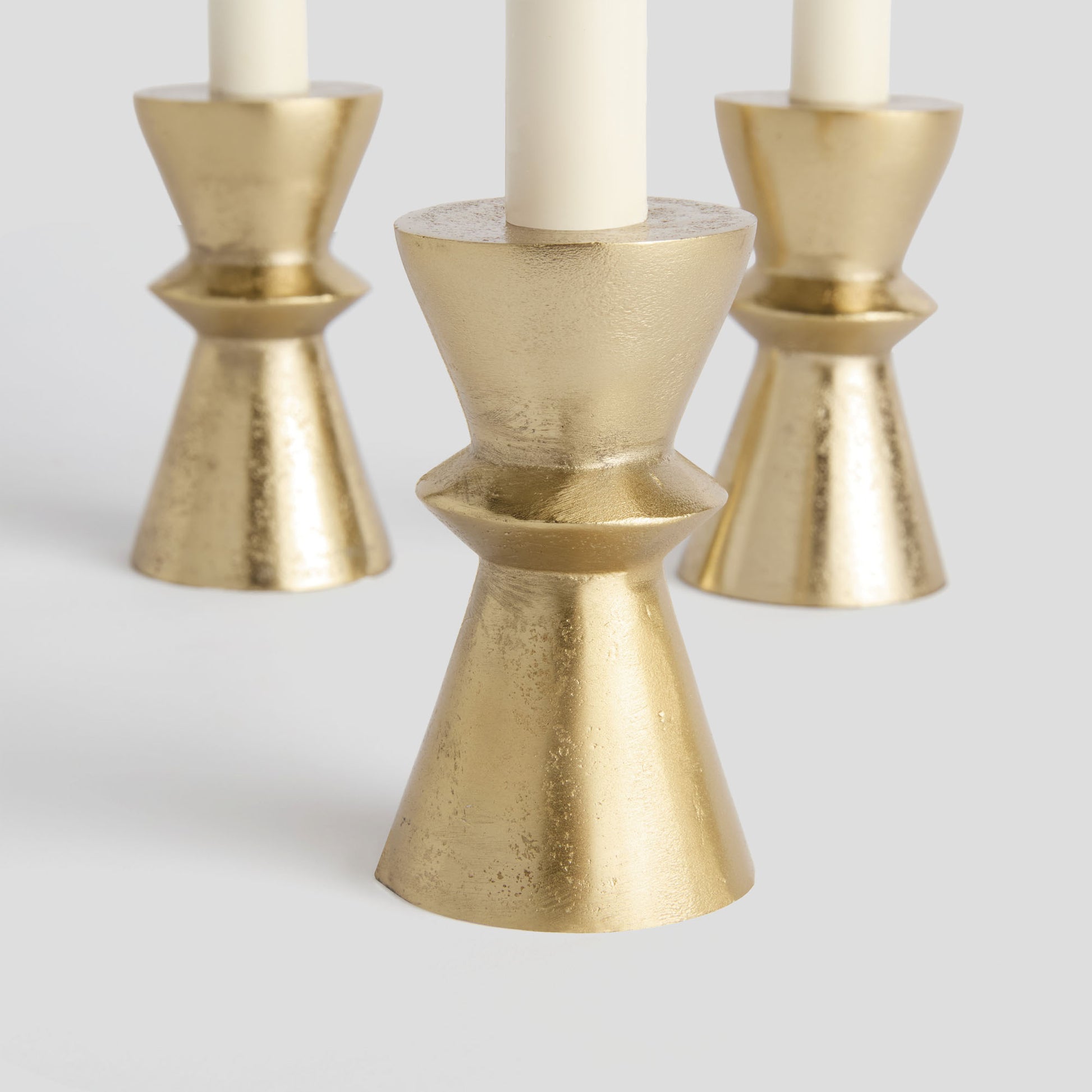 Gold taper candle holders (set of 3) - stylish home accent (Image3).