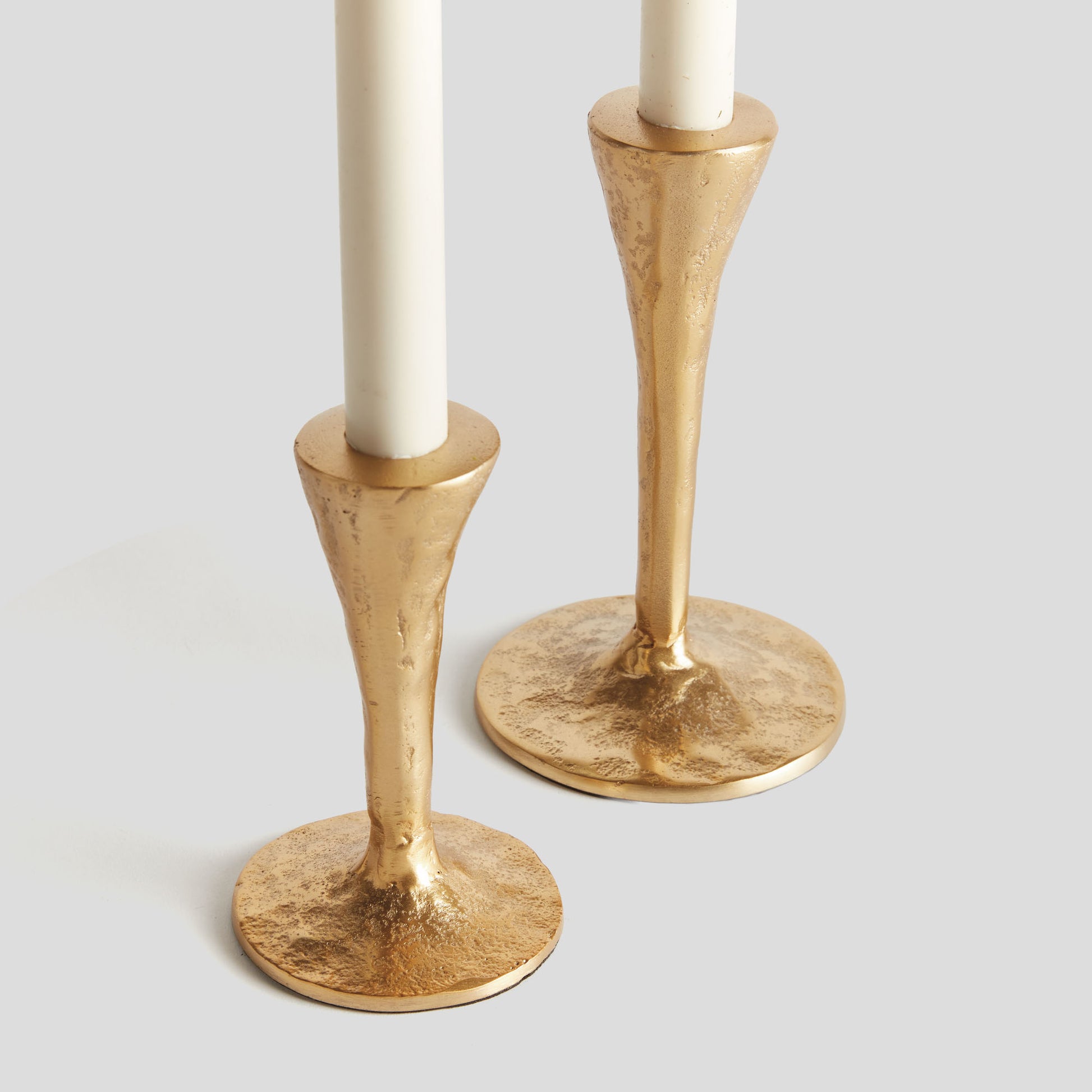 Gold textured aluminum taper holders (set of 2) - stylish home accent (Image2).