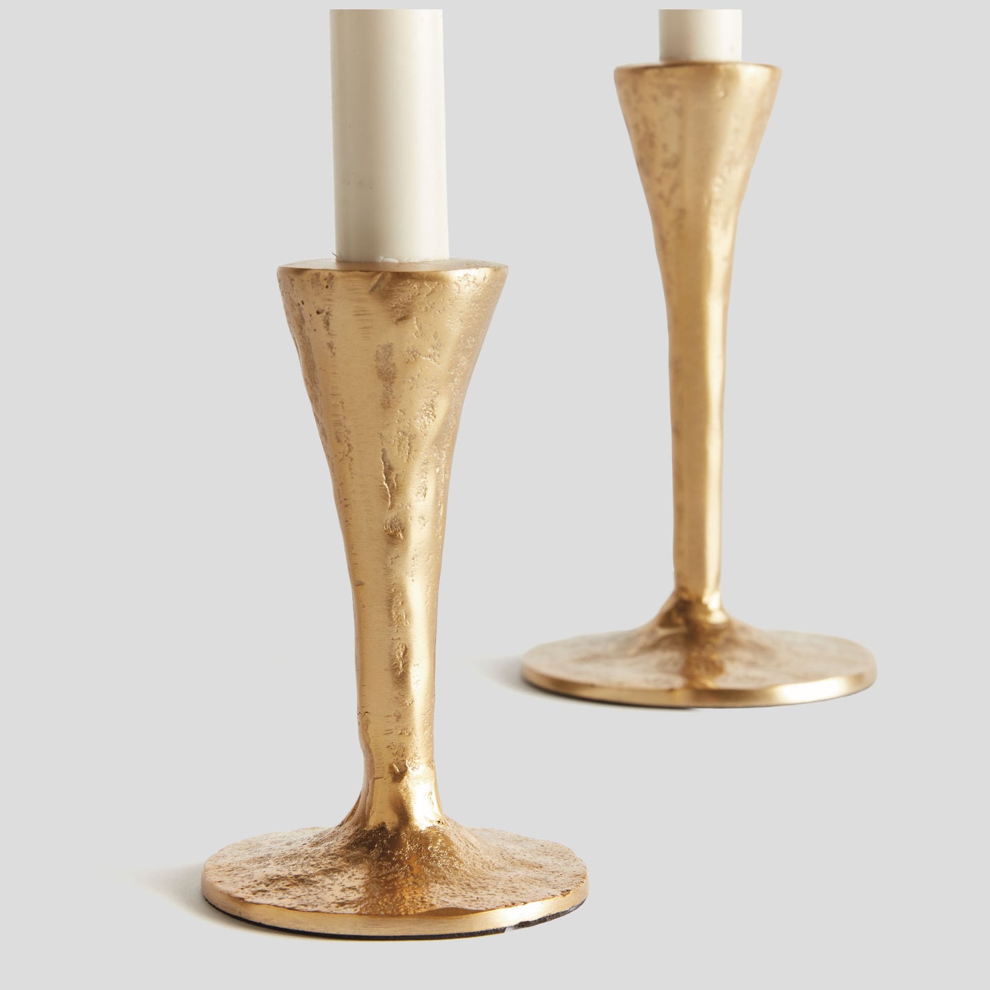 Gold textured aluminum taper holders (set of 2) - stylish home accent (Image3).