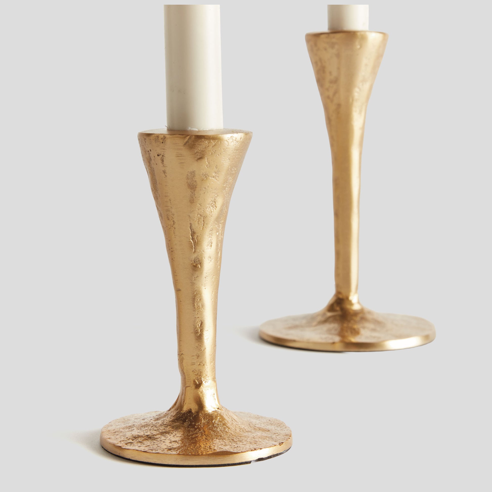 Gold textured aluminum taper holders (set of 2) - stylish home accent (Image3).