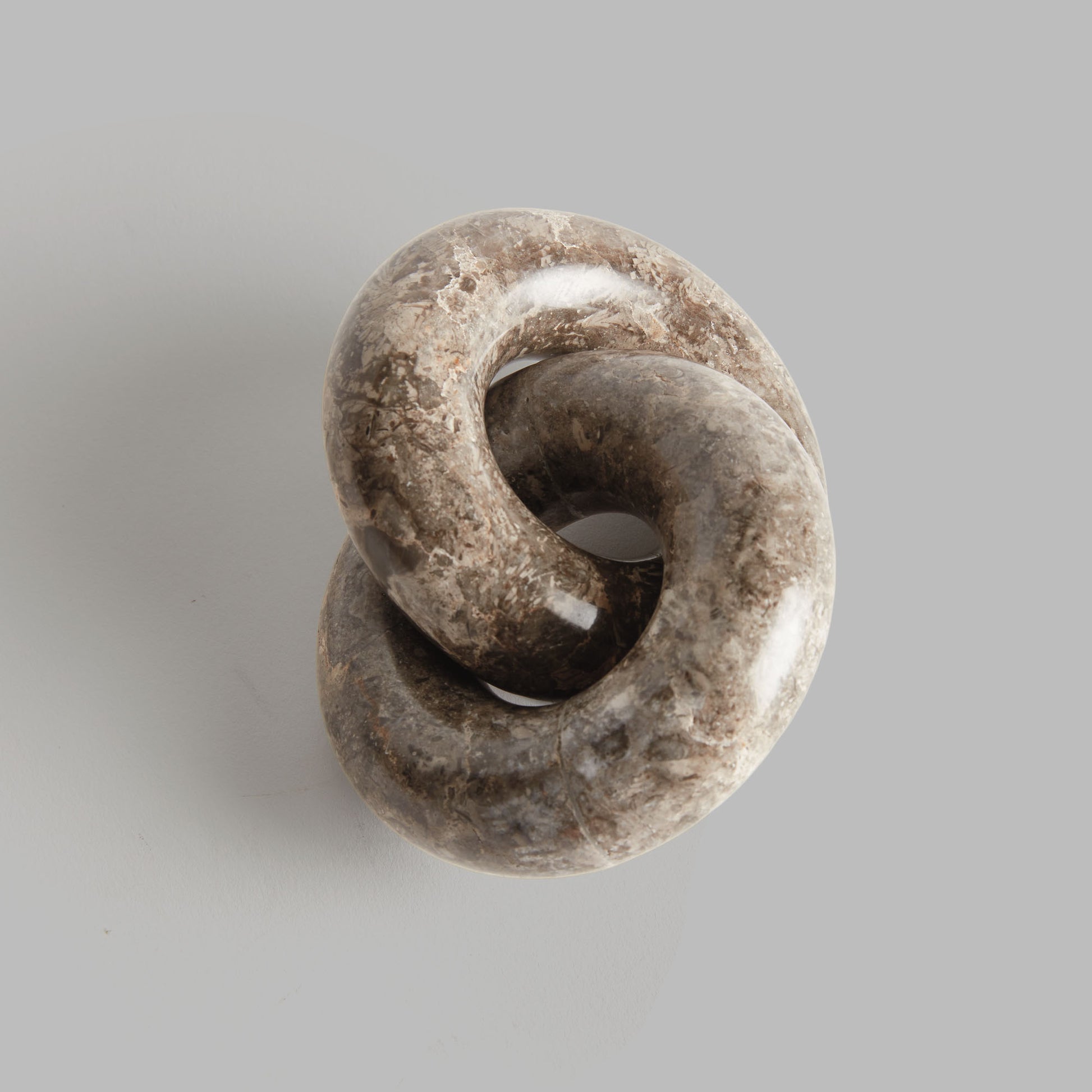 Gray marble linked rings sculpture - stylish home accent (Image3).