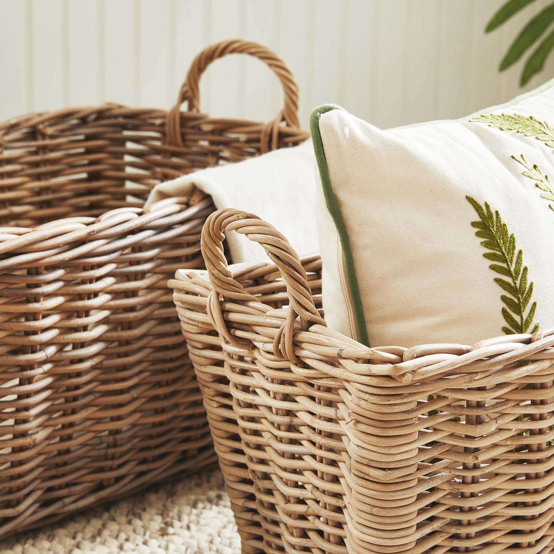 Gray rattan laundry baskets (set of 2) - stylish home accent (Image5).